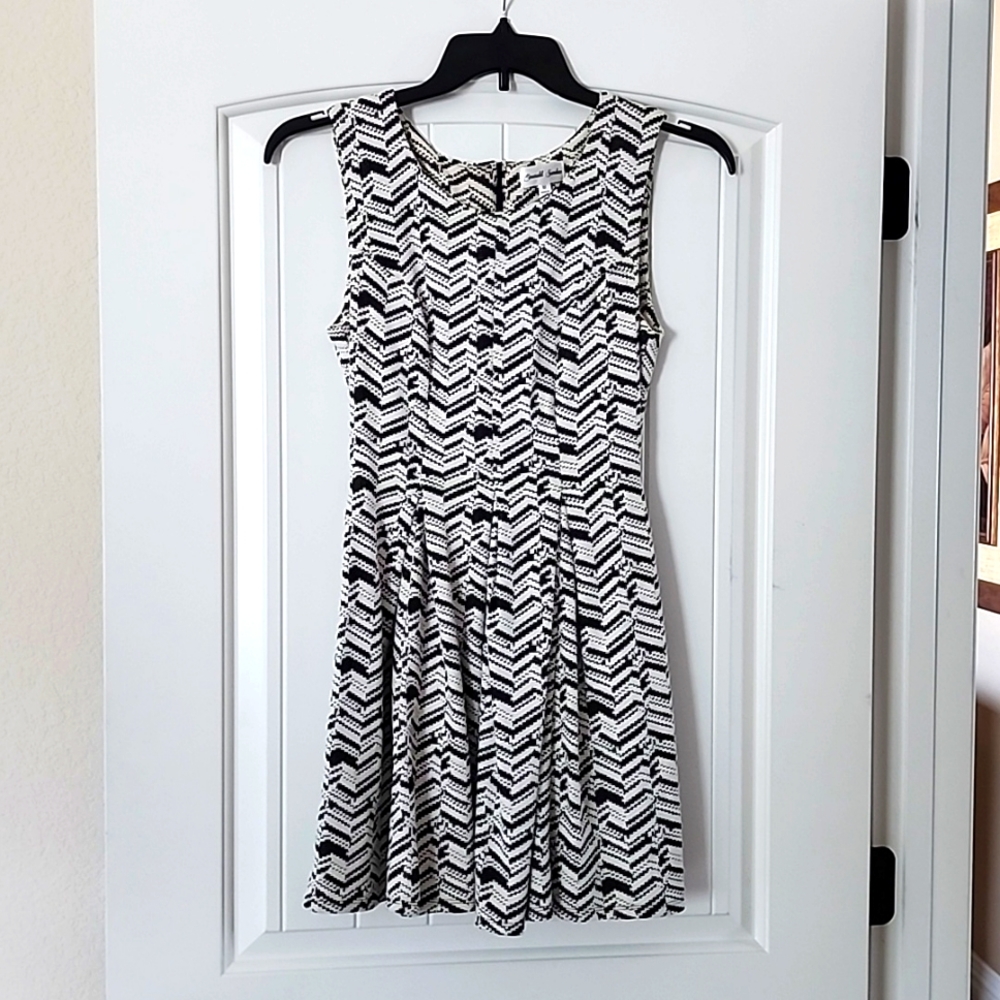 Emerald Sundae Sleeveless back zip Black and White Dress size M